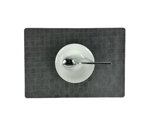 Σουπλά Finesse Polyline σε απόχρωση γκρι (Nilo Frost Gray), διαστάσεων 30x43 εκ., με ανάγλυφο τετράγωνο μοτίβο, με λαυκό μπολ και κουτάλι.