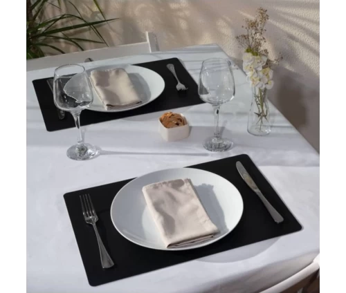 Σουπλά διπλής όψης Finesse Lunar, διαστάσεων 30x43 εκ., τοποθετημένο με πιάτα και μαχαιροπήρουνα, μαύρη όψη.