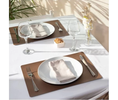 Σουπλά διπλής όψης Finesse Lunar με ανάγλυφη υφή δέρματος, διπλής όψης στρωμένο σε τραπέζι coper.