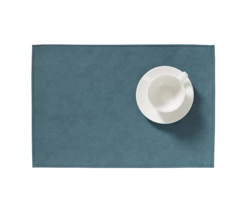 Σουπλά Finesse Monaco Raw σε μπλε-πράσινο χρώμα petrol, με υφή δερματίνης, ραφές περιμετρικά και ένα λευκό φλιτζάνι με πιατάκι επάνω του.