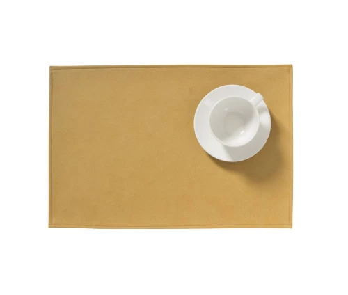 Σουπλά Finesse Monaco Raw σε ζεστό χρώμα ώχρας (Ocre), με υφή δερματίνης, ραφές περιμετρικά και ένα λευκό φλιτζάνι με πιατάκι επάνω του.