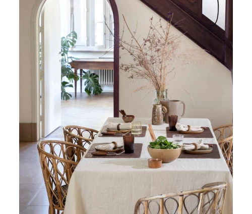 Υφασμάτινο τραπεζομάντηλο Finesse WOW σε ιβουάρ απόχρωση (Essence Ivory), στρωμένο κομψά σε τραπεζαρία.