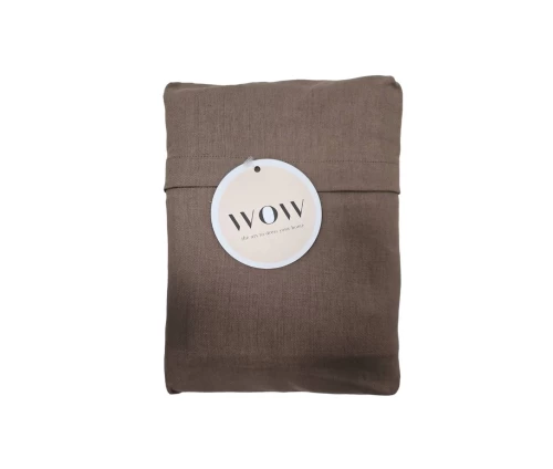 Τραπεζομάντηλο Finesse από βαμβάκι και λινό σε ζεστή καφέ/taupe απόχρωση, διπλωμένο στη συσκευασία του με την ετικέτα WOW.