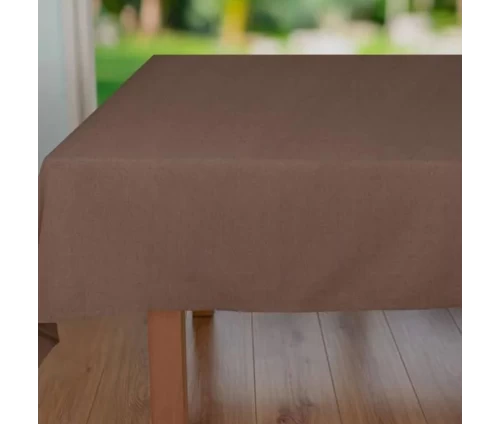 Υφασμάτινο τραπεζομάντηλο Finesse WOW σε γήινο καφέ χρώμα, στρωμένο σε ξύλινο τραπέζι.