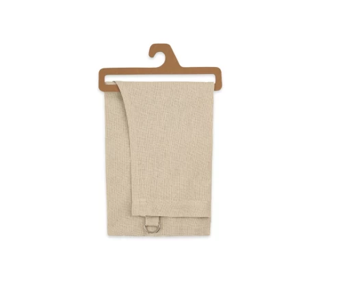 Διπλωμένη μπεζ ποδιά Finesse CHEF σε οικολογική χάρτινη κρεμάστρα.