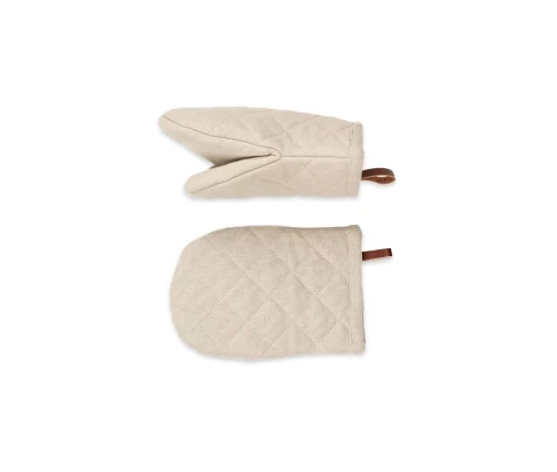 Δύο μπεζ καπιτονέ βαμβακερά μίνι γάντια φούρνου Finesse CHEF στην απόχρωση της άμμου (Richmond Canyon), με κομψό θηλιάκι κρεμάσματος.