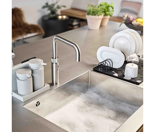 Μοντέρνος νεροχύτης κουζίνας με τοποθετημένο το σετ DIISH δίπλα στη βρύση, αναδεικνύοντας το minimal design.