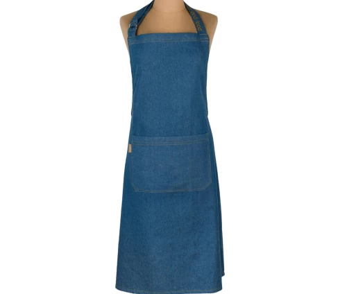 Ολόσωμη βαμβακερή ποδιά κουζίνας Finesse CHEF με μοντέρνα όψη τζιν (denim), φορεμένη σε κούκλα βιτρίνας, με μεγάλη μπροστινή τσέπη και κεντημένο λουρί λαιμού.