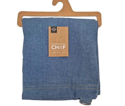 Διπλωμένη τζιν ποδιά Finesse CHEF σε οικολογική χάρτινη κρεμάστρα με την ετικέτα CH&F (chillin' and food).