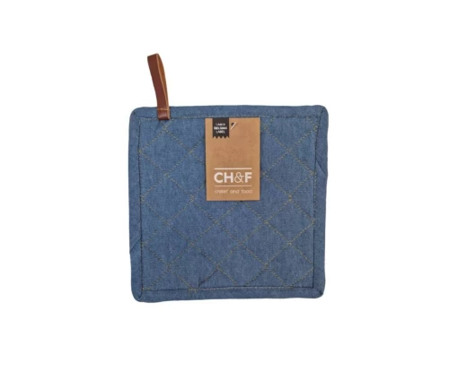 Τετράγωνη καπιτονέ πιάστρα κουζίνας Finesse CHEF με όψη τζιν (denim), χαρακτηριστικές ραφές, δερμάτινο θηλιάκι και ετικέτα CH&F.