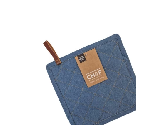 Κοντινό πλάνο της τζιν πιάστρας Finesse CHEF που αναδεικνύει την υφή του υφάσματος και την ετικέτα 