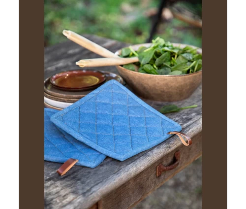 Δύο βαμβακερές τζιν πιάστρες Finesse CHEF πάνω σε ρουστίκ ξύλινο τραπέζι εξωτερικού χώρου, δίπλα σε ένα μπολ με φρέσκα λαχανικά.