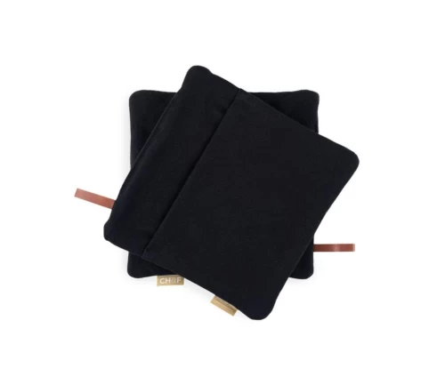 Δύο μαύρες πιάστρες κουζίνας Finesse CHEF BBQ, η μία γυρισμένη για να αναδεικνύει το πρακτικό τσεπάκι για την εισαγωγή του χεριού.