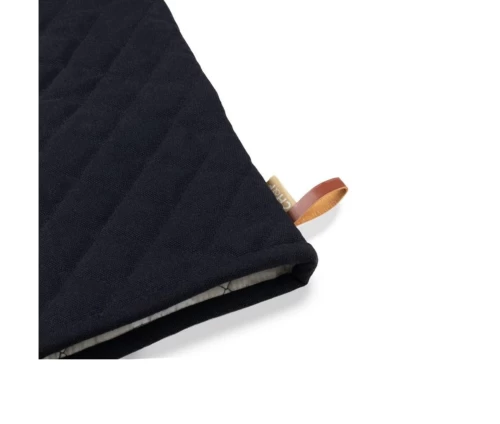 Κοντινό πλάνο στο μαύρο γάντι Finesse CHEF BBQ που αναδεικνύει την καπιτονέ υφή, την εσωτερική επένδυση και το δερμάτινο θηλιάκι.