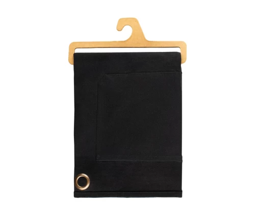 Διπλωμένη μαύρη ενισχυμένη ποδιά Finesse CHEF BBQ σε οικολογική χάρτινη κρεμάστρα, αναδεικνύοντας τον μεταλλικό κρίκο στο τελείωμα.