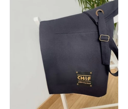 Κοντινό πλάνο στην μαύρη ποδιά Finesse CHEF BBQ που δείχνει το δερμάτινο patch με το λογότυπο 