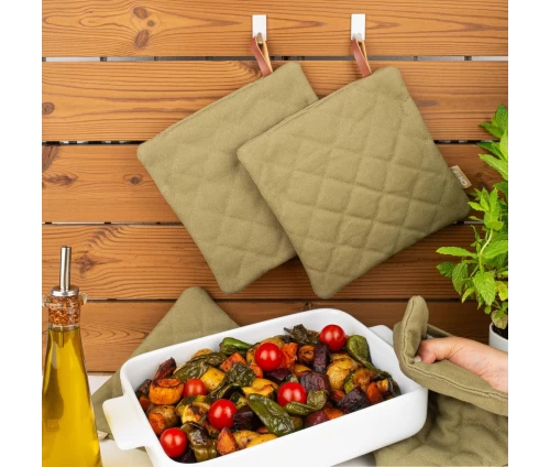 Λαδί πιάστρες Finesse CHEF BBQ κρεμασμένες και σε χρήση (σαν γάντι) για να κρατηθεί ένα ζεστό κεραμικό σκεύος με ψητά λαχανικά.