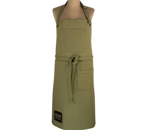Λαδί/πράσινη ενισχυμένη ολόσωμη ποδιά Finesse CHEF BBQ (Oregano) από βαμβακερό καμβά, με πολλαπλές τσέπες, μεταλλικό κρίκο και δερμάτινο patch, φορεμένη σε κούκλα βιτρίνας.