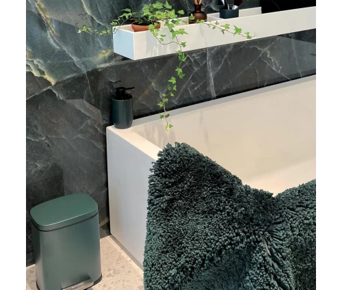 Μεταλλικός κάδος μπάνιου Spirella Akira 5L σε χρώμα Dark Green με ασημί πεντάλ, minimal σχεδιασμός.