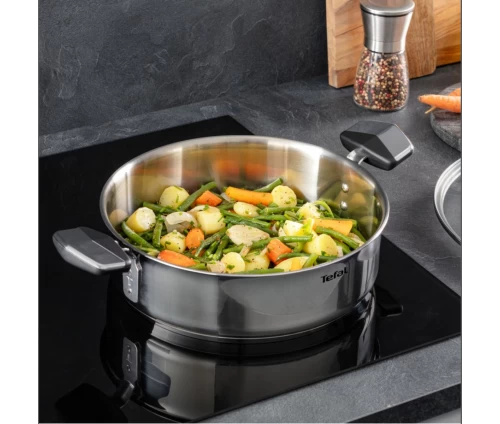 Ανοξείδωτη σωτέζα Tefal Emotion 26εκ με γυάλινο καπάκι, σε εστία κατά την διάρκεια μεγειρέματος.
