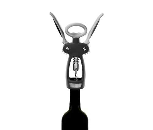 Innovine Pro επαγγελματικό τιρμπουσόν με φτερά και ενσωματωμένο ανοιχτήρι (κωδικός 12027), σε δράση ενώ ανοίγει φιάλη με κρασί.