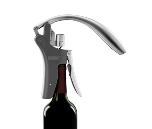 Innovine premium κάθετο τιρμπουσόν μοχλού σε μαύρο και ασημί χρώμα (κωδικός 12029), σε δράση ενώ ανοίγει φιάλη κρασιού.