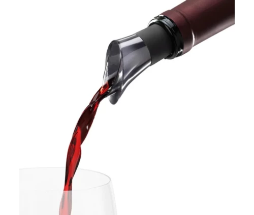 Innovine σετ δύο στομίων ροής κρασιού με προστασία από σταξίματα (κωδικός 12045), ενώ σερβίρει κρασί.