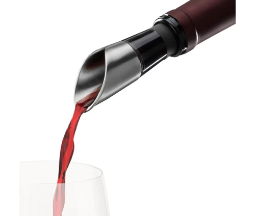 Innovine μεταλλικό στόμιο αερισμού και ροής κρασιού compact σχεδιασμού (κωδικός 12042), ενώ σερβίρει σε ποτήρι κρασιού.