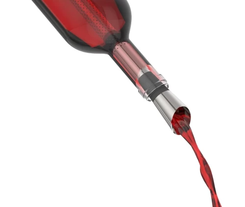 Innovine ανοξείδωτο φίλτρο κρασιού με ενσωματωμένο στόμιο ροής (κωδικός 12058), ενώ σερβίρει κρασί.