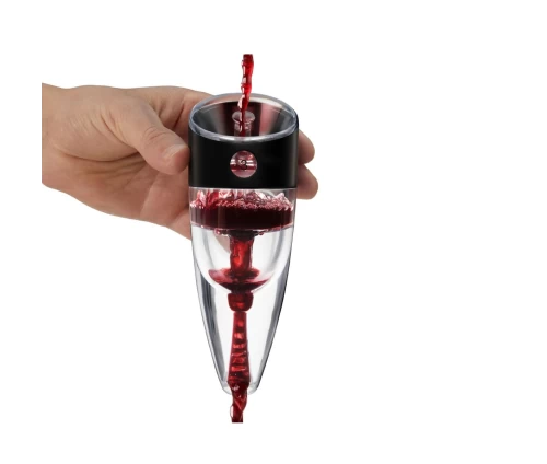 Innovine ρυθμιζόμενος αεριστής κρασιού με μαύρη βάση στήριξης και επιλογέα επιπέδων (κωδικός 12043), σε χρήση.