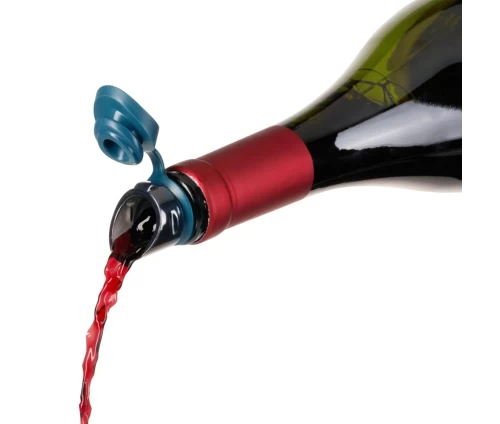 Innovine Tilt αεριστής κρασιού σε μπλε-teal χρώμα με διάφανο στόμιο (κωδικός 12007), σερβίρει κόκκινο κρασί σε ποτήρι.