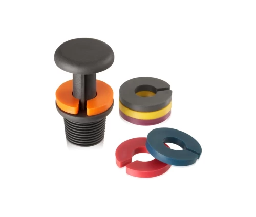 Innovine μαύρο πώμα κρασιού σιλικόνης με 6 ενσωματωμένα πολύχρωμα δαχτυλίδια-διακριτικά (κωδικός 12072), λήψη που δείχνει τοποθέτηση δαχτυλιδιών.