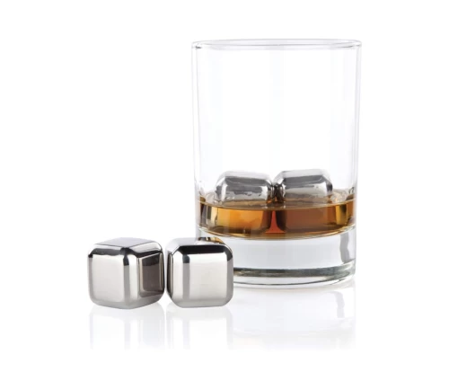 Innovine σετ τεσσάρων ανοξείδωτων παγόκυβων υψηλής ποιότητας για ουίσκι και ποτά (κωδικός 12036), σε χρήση σε ποτήρι ουίσκι.
