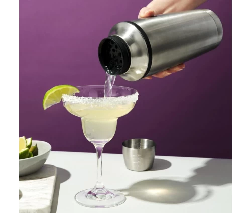 Innovine κομψό ανοξείδωτο cocktail shaker διπλού τοιχώματος με minimal σχεδιασμό (κωδικός 12041), σερβίρει μαργαρίτα σε κρυστάλλινο ποτήρι.