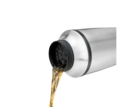 ζInnovine κομψό ανοξείδωτο cocktail shaker διπλού τοιχώματος με minimal σχεδιασμό (κωδικός 12041), σε διαδικασία σερβιρίσματος.