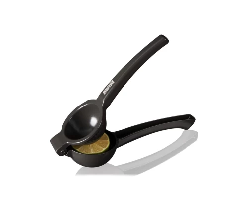 Innovine χειροκίνητος στίφτης εσπεριδοειδών από μαύρο χυτό μέταλλο 12063, σε χρήση ενώ στίβει λεμόνι.