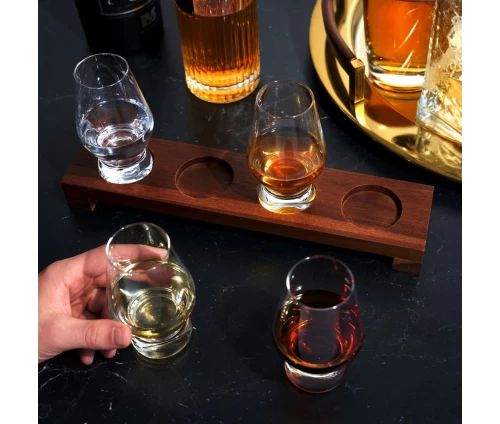 Viski σετ γευσιγνωσίας αποσταγμάτων με τέσσερα κρυστάλλινα ποτήρια και αριθμημένη ξύλινη βάση ακακίας (κωδικός 10452), σε χρήση.