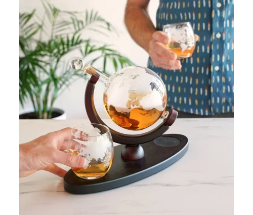 Viski σετ καράφα ουίσκι σε σχήμα υδρογείου σφαίρας με δύο ποτήρια και σκούρα ξύλινη βάση (κωδικός 5401), premium παρουσίαση.