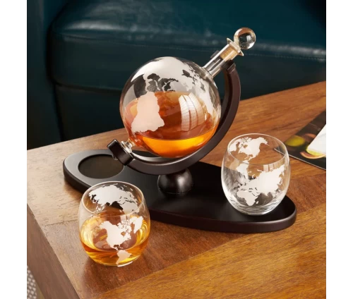 Viski σετ καράφα ουίσκι σε σχήμα υδρογείου σφαίρας με δύο ποτήρια και σκούρα ξύλινη βάση (κωδικός 5401), σε γραφείο.