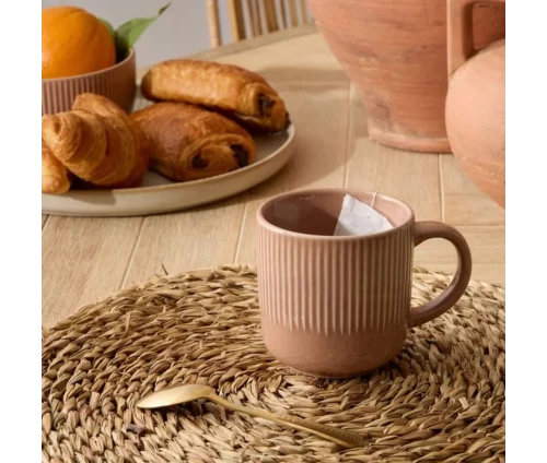 Κούπα stoneware 360 ml Secret De Gourmet 207279B σε περιβάλλον που αναδεικνύει το ζεστό γήινο χρώμα της.