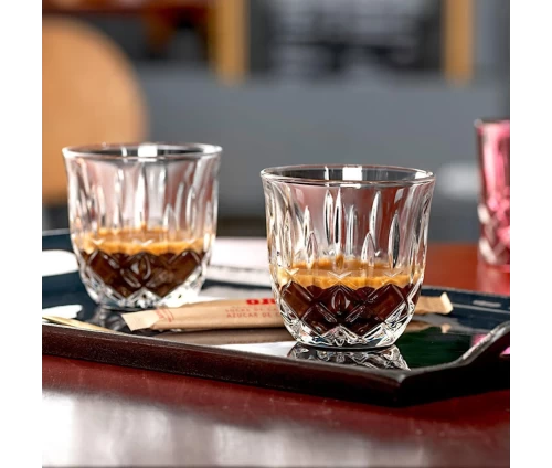 Κρυστάλλινα φλυτζάνια espresso Nachtmann Noblesse Barista, 2 τεμάχια σε δίσκο με καφέ.
