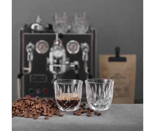 Κρυστάλλινα φλυτζάνια espresso Nachtmann Noblesse Barista μπροστά από μηχανή espresso.