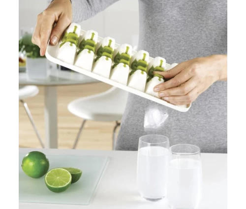 Joseph Joseph QuickSnap Plus έξυπνη παγοκυψέλη ο μηχανισμό απελευθέρωσης σε λειτουργία.