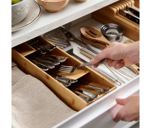 Compact θήκη οργάνωσης μαχαιροπίρουνων Joseph Joseph DrawerStore, φυσική απεικόνιση σε συρτάρι.