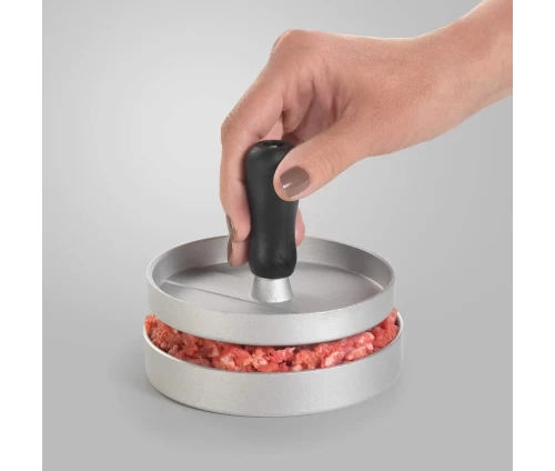 Η πρέσα για burger Metaltex σε χρήση, με κιμά μέσα στη φόρμα και το επάνω μέρος να πιέζει για ομοιόμορφο σχήμα.