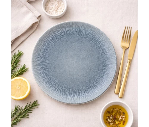 Πιάτο Cryspo Trio Neptune stoneware σε μπλε-γκρι απόχρωση με ακτινωτό σχέδιο σε στρωμένο τραπέζι, μαζί με μαχαιροπήρουνα.