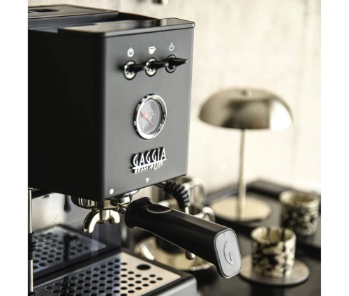Gaggia Classic Up Black manual espresso machine με μανόμετρο και οθόνη TFT, κοντινή λήψη.