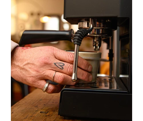 Gaggia Classic Up Black manual espresso machine με μανόμετρο και οθόνη TFT, λεπτομέρεια μηχανής.