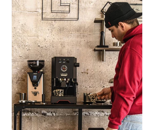Gaggia Classic Up Black manual espresso machine με μανόμετρο και οθόνη TFT μαζί με μύλο άλεσης.
