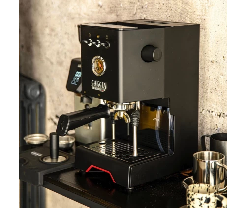 Gaggia Classic Up Black manual espresso machine με μανόμετρο και οθόνη TFT έτοιμη για χρήση.